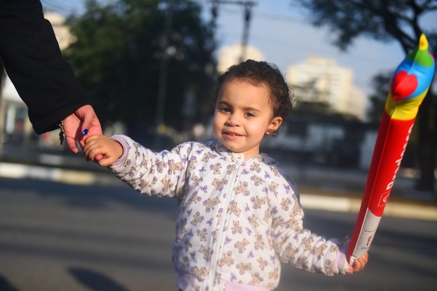 Crianças marcam presença na passagem do revezamento da tocha olímpica, em São Paulo (SP) - 24/07/2016