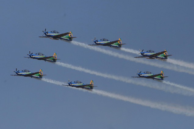 Aviões da Força Aérea Brasileira (FAB), se apresentam durante passagem da tocha olímpica, no Parque do Ibirapuera, em São Paulo (SP) - 24/07/2016