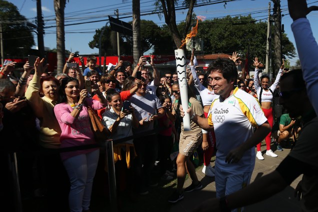 O cantor Daniel, durante revezamento da tocha olímpica, na Avenida Brasil, em São Paulo (SP) - 24/07/2016