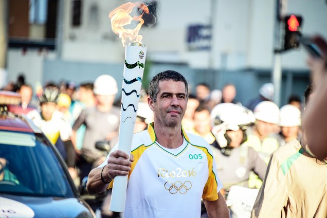 Romeu Trussardi Neto, conduz a tocha olímpica, durante o revezamento em Taubaté (SP) - 27/07/2016