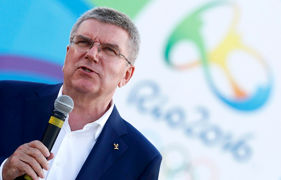 O presidente do Comitê Olímpico Internacional (COI), Thomas Bach, discursa próximo ao local onde a pira olímpica está sendo construída, no Rio de janeiro (RJ) - 27/07/2016