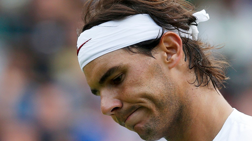 O tenista espanhol Rafael Nadal, eliminado na O tenista espanhol Rafael Nadal, disputando o torneio de Wimbledon