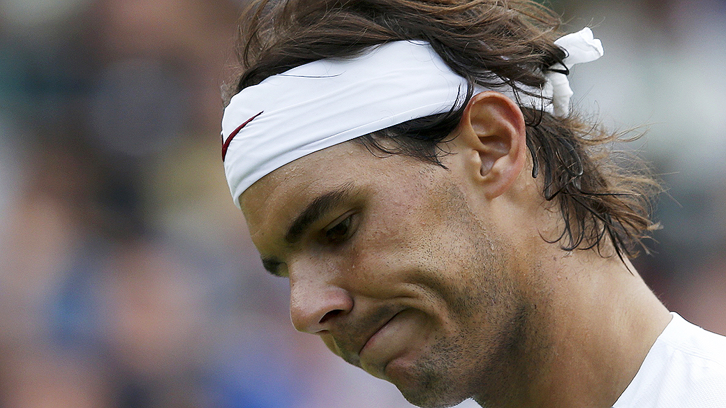O tenista espanhol Rafael Nadal, eliminado na O tenista espanhol Rafael Nadal, disputando o torneio de Wimbledon