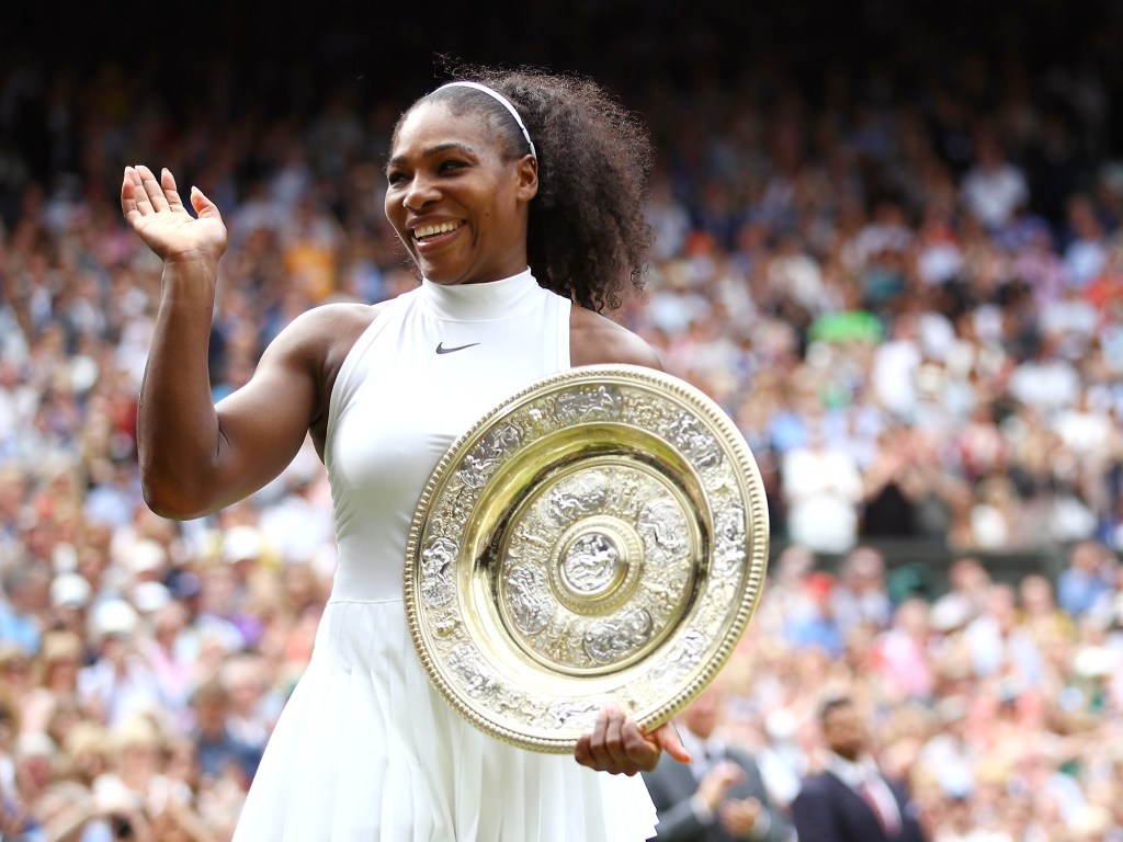 A americana Serena Williams segura o troféu após vencer a final de Wimbledon contra a alemã Angelique Kerber, em Londres