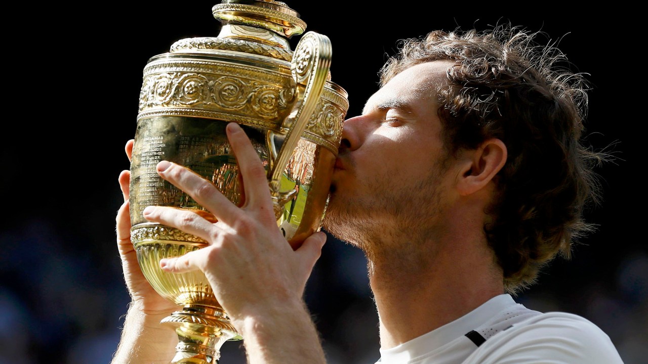 O britânico Andy Murray beija o troféu após vencer a final de Wimbledon contra o canadense Milos Raonic, na Inglaterra