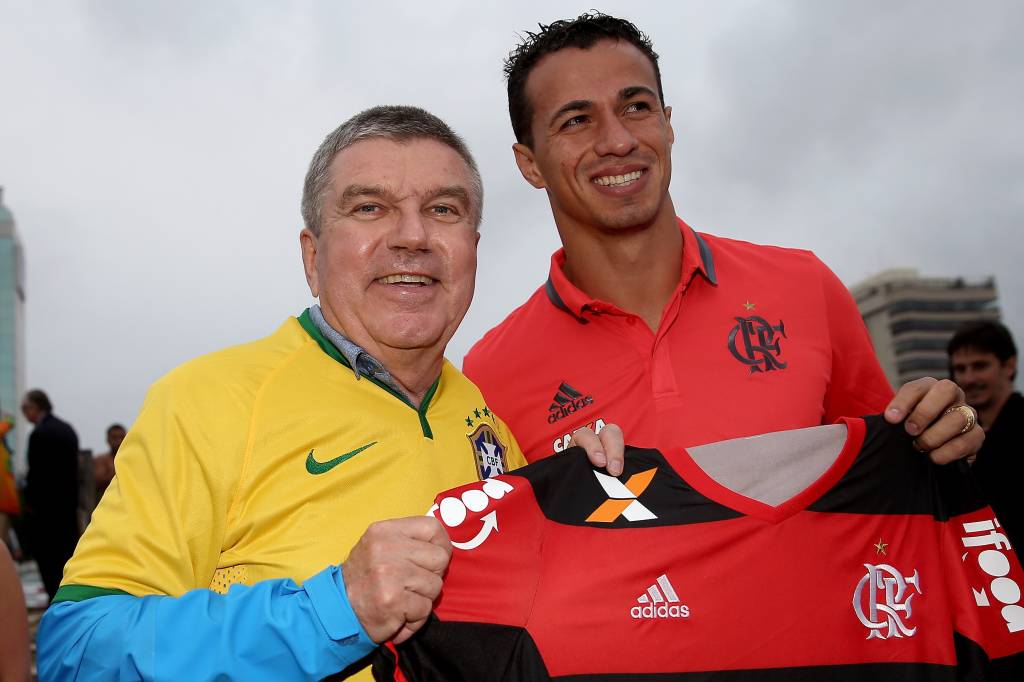 Artilheiro de Londres-2012, Damião presenteia Bach com uma camisa do Flamengo