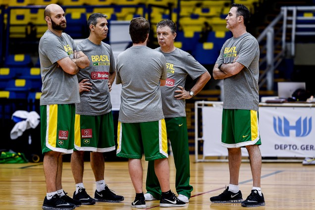 O treinador argentino Rubén Magnano com a comissão técnica da seleção brasileira de basquete