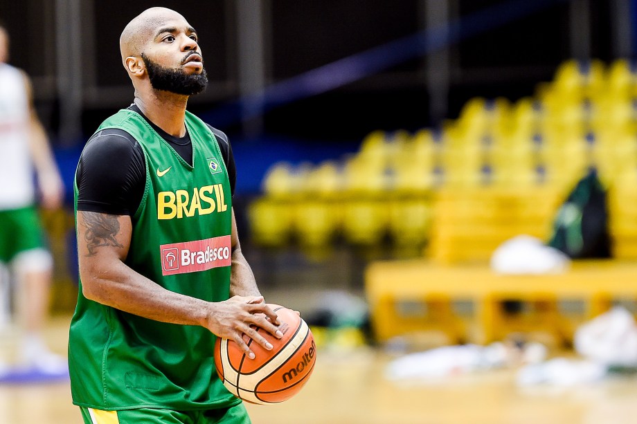 Ex-jogador da seleção de basquete, Larry Taylor lança novo single