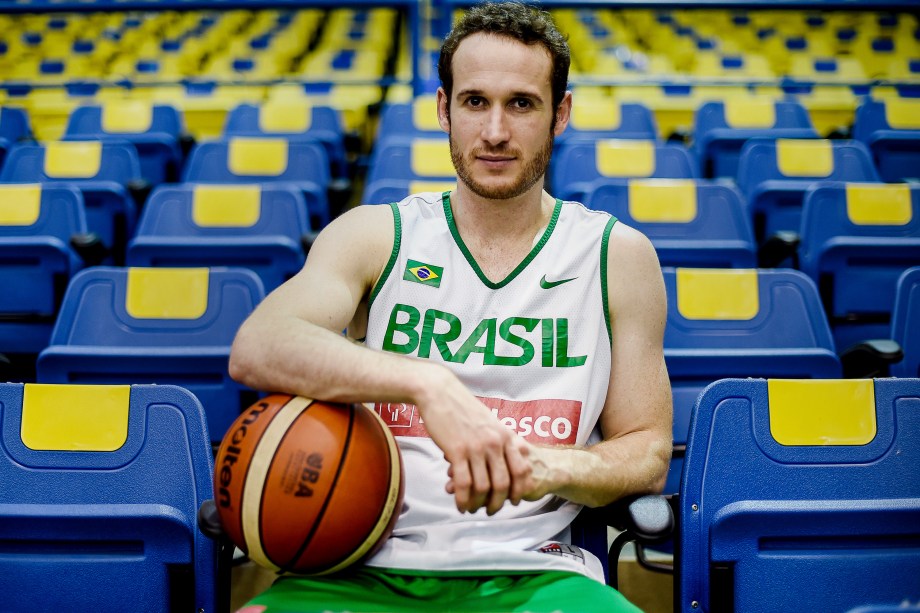Jogador de basquete mais alto do mundo, de 2,33m, jogará na