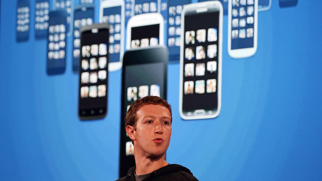 Mark Zuckerberg fala durante o lançamento do novo celular do Facebook com sistema Android