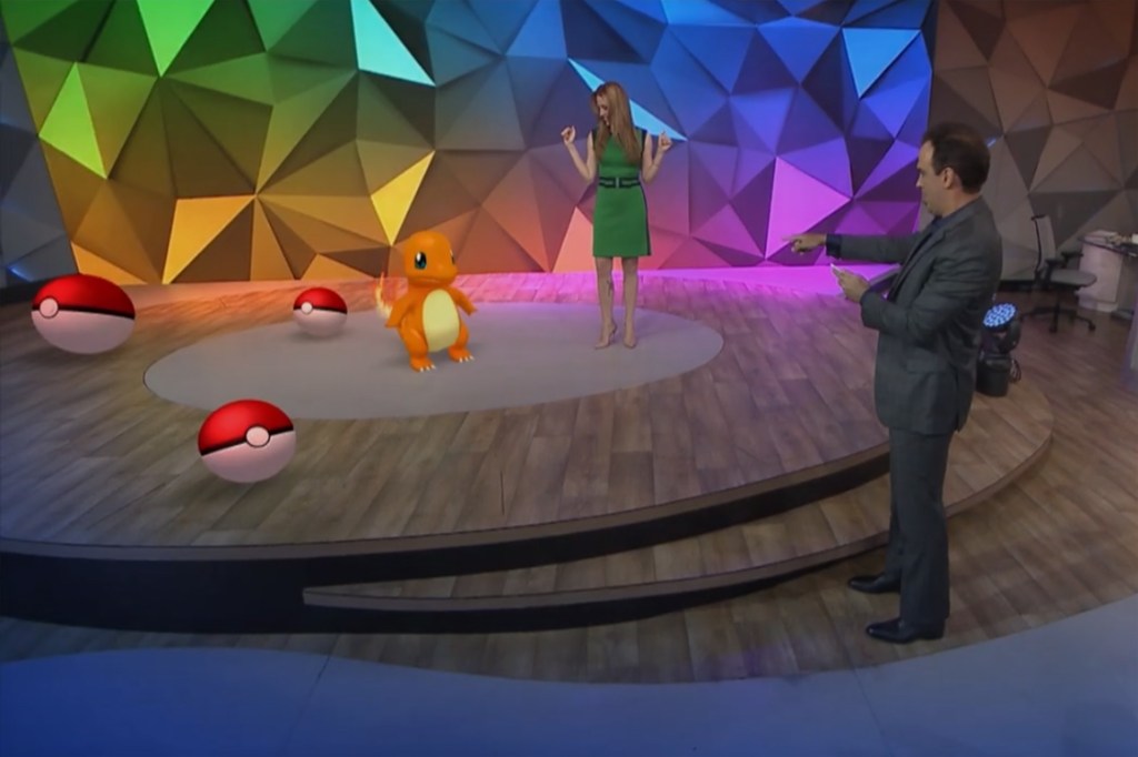 Poliana Abritta e Tadeu Schmidt tentam jogar 'Pokémon Go' no 'Fantástico'