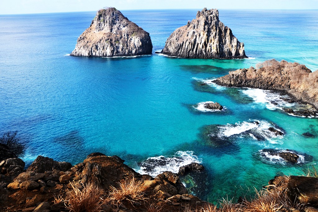 O Arquipélago de Fernando de Noronha é formado por 21 ilhas, numa extensão de 26 km². Foi tombada como Patrimônio Mundial da Humanidade pela UNESCO em 2001