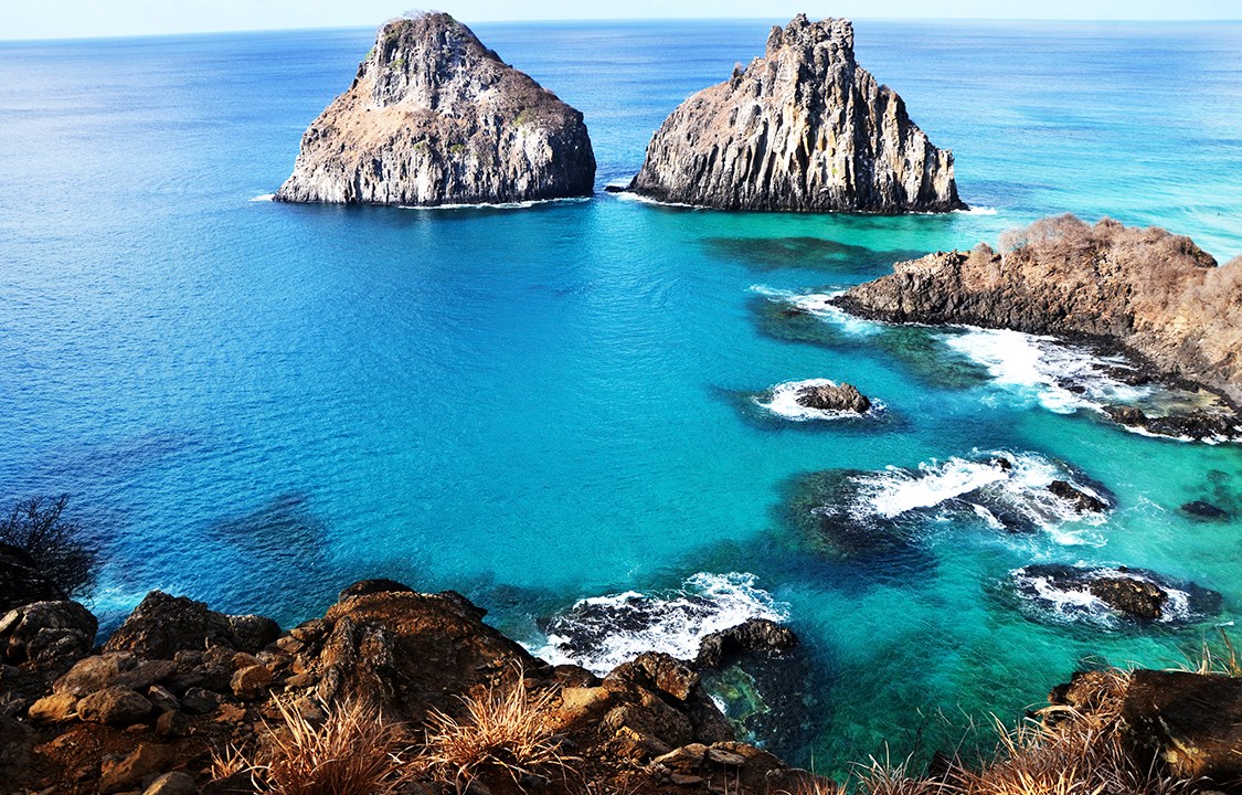 O Arquipélago de Fernando de Noronha é formado por 21 ilhas, numa extensão de 26 km². Foi tombada como Patrimônio Mundial da Humanidade pela UNESCO em 2001