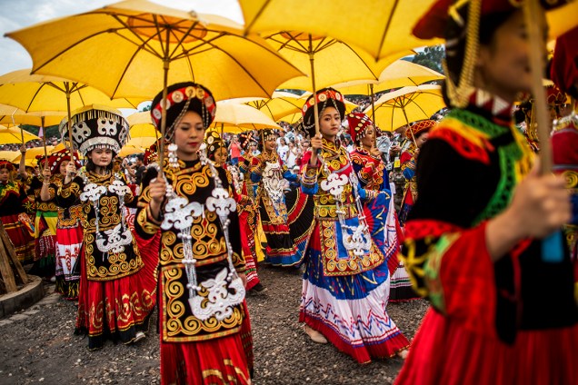 Dançarinas, vestidos com trajes tradicionais, se apresentam no Festival da tocha, em Xichang, na província de Sichuan, na China - 27/07/2016