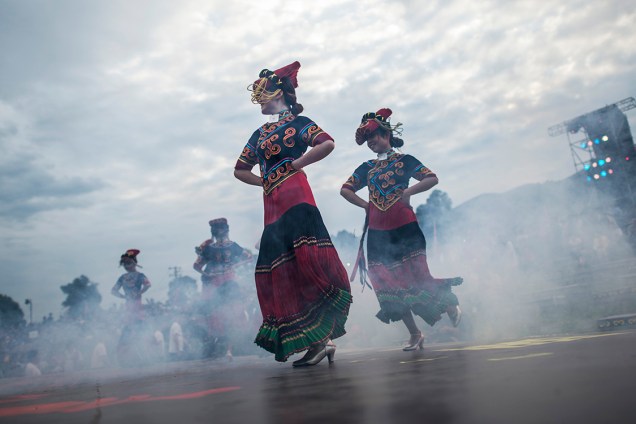 Dançarinos, vestidos com trajes tradicionais, se apresentam no Festival da tocha, em Xichang, na província de Sichuan, na China - 27/07/2016