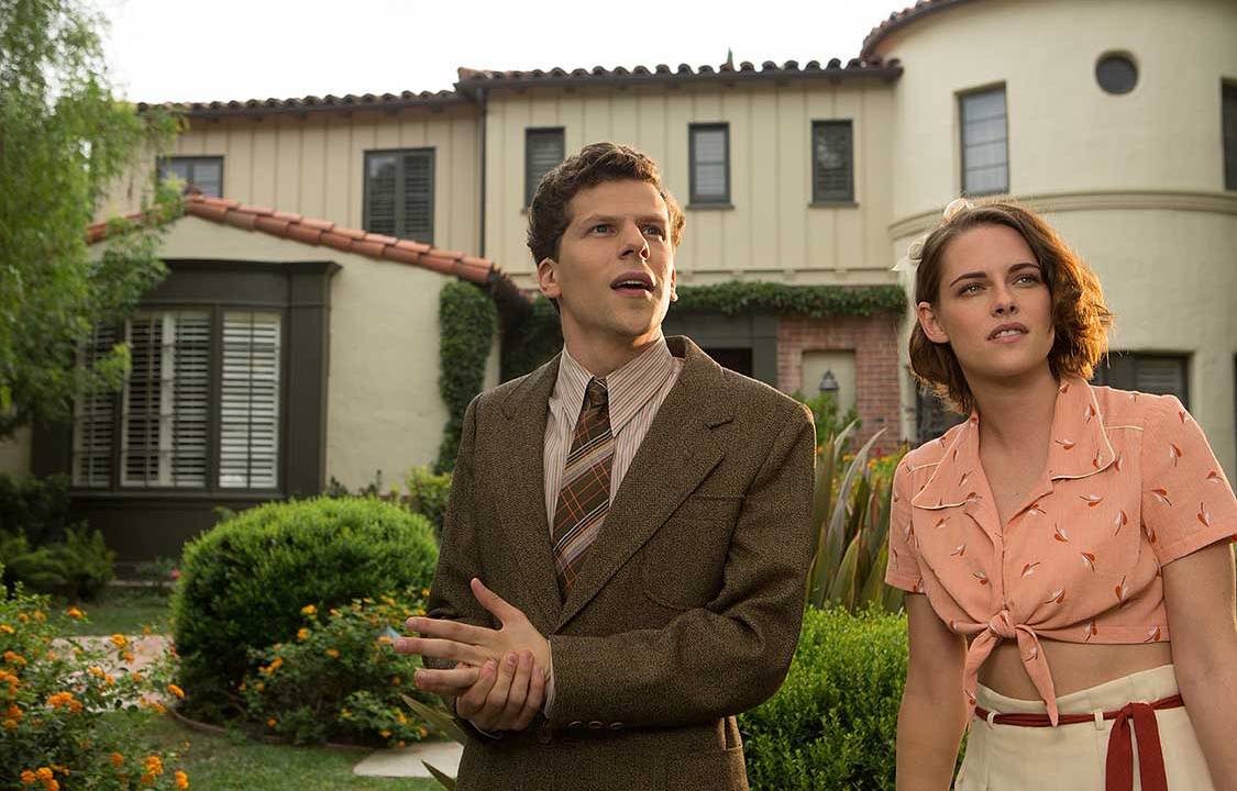 Bobby ( Jesse Eisenberg) e Vonnie (Kristen Stewart) fazem par romântico no filme Café Society