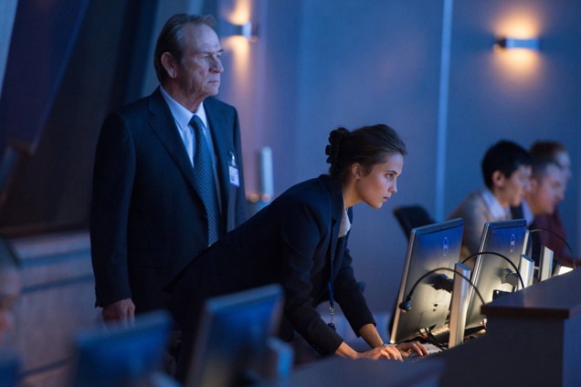 Agente Heather Lee (Alicia Vikander) e o diretor da CIA Robert Dewey (Tommy Lee Jones)