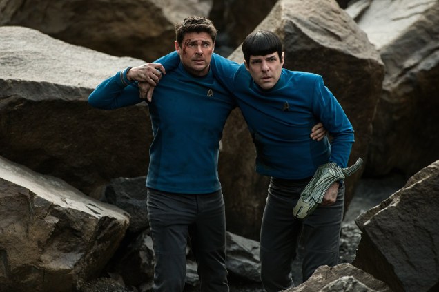 Dr. McCoy (Karl Urban) e Comandante Spock (Zachary Quinto) em cenas do filme Star Trek: Sem Fronteiras
