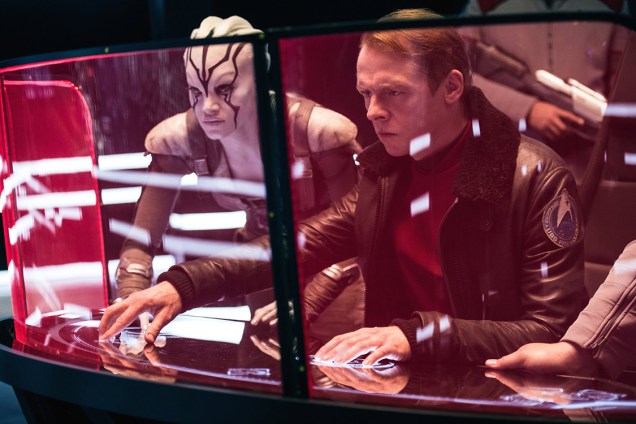 Montgomery Scott (Simon Pegg) e Jaylah (Sofia Boutella) em cenas do filme Star Trek: Sem Fronteiras