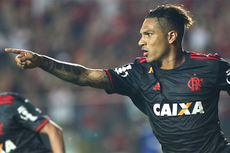 Guerrero comemora após marcar o primeiro gol do Flamengo sobre o América-MG, em Cariacica no Espírito Santo