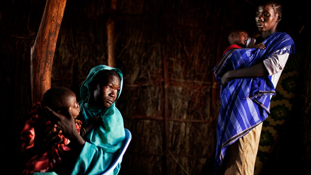 Mulheres aguardam por atendimento em clínica no Sudão
