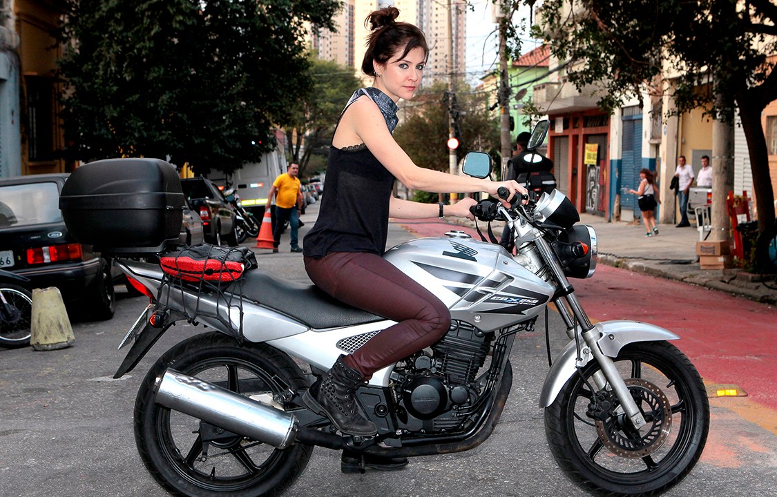Christiana Ubach é protagonista da série A Garota da Moto, do SBT