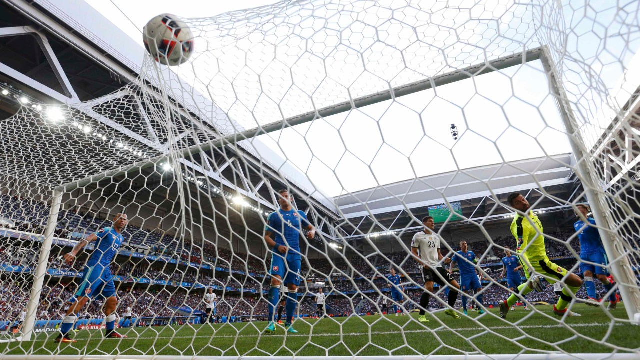A bola vai à rede no terceiro gol da Alemanha contra a Eslováquia