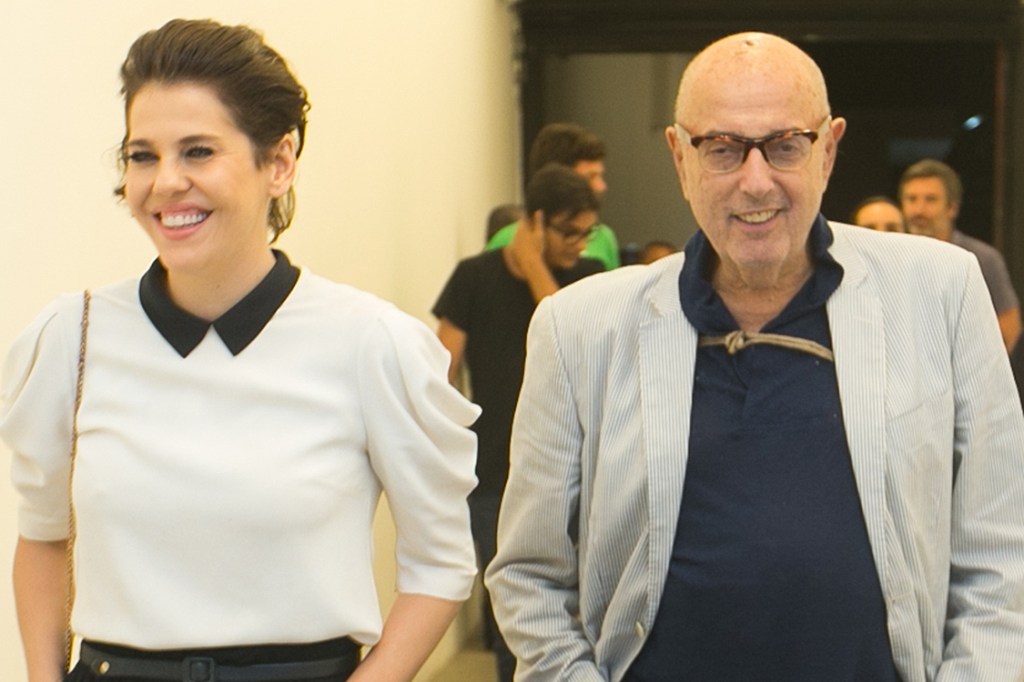 Atriz Bárbara Paz ao lado do cineasta Hector Babenco, durante coquetel de abertura da exposição "A Conquista da Lua" de Nino Cais, na Central Galeria de Arte, em São Paulo