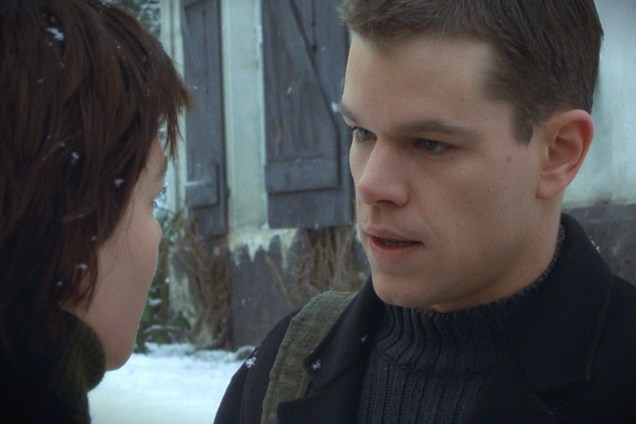Matt Damon interpreta Jason Bourne pela primeira vez em 'Identidade Bourne' (2002), de Doug Liman ('Sr. & Sra. Smith'). No longa que dá início à série cinematográfica, o agente secreto é encontrado desacordado em um barco no Mediterrâneo. Com amnésia, ele começa a lembrar aos poucos de quem é -- ou de quem se tornou, já que a sua real identidade permanecerá soterrada.