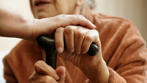 A queda para o idoso pode significar, além do risco de fraturas, o medo de voltar à andar e a se locomover normalmente