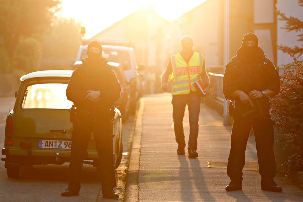 Forças especiais da polícia alemã montam guarda em uma rua após uma explosão, na cidade de Ansbach, próximo a Nuremberg, Alemanha