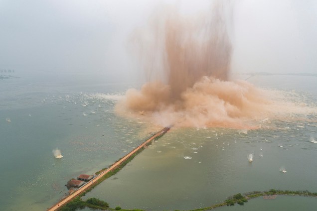 Trecho de um dique entre dois lagos é demolido em Wuhan, província de Hubei, na China - 14/07/2016