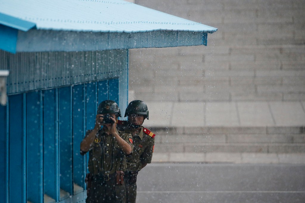 Soldados da Coreia do Norte vigiam a fronteira com a Coreia do Sul durante a ceromônia que marca aniversário de 63 anos do cessar fogo da Guerra da Coreia