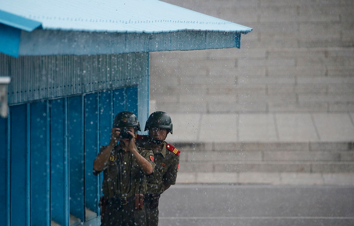 Soldados da Coreia do Norte vigiam a fronteira com a Coreia do Sul durante a ceromônia que marca aniversário de 63 anos do cessar fogo da Guerra da Coreia