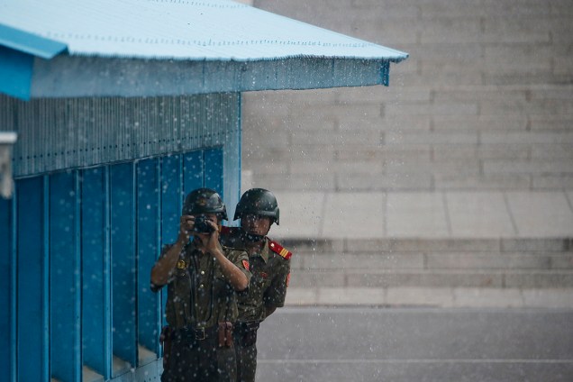 Soldados da Coreia do Norte vigiam a fronteira com a Coreia do Sul durante a cerimônia que marca aniversário de 63 anos do cessar fogo da Guerra da Coreia - 27/07/2016