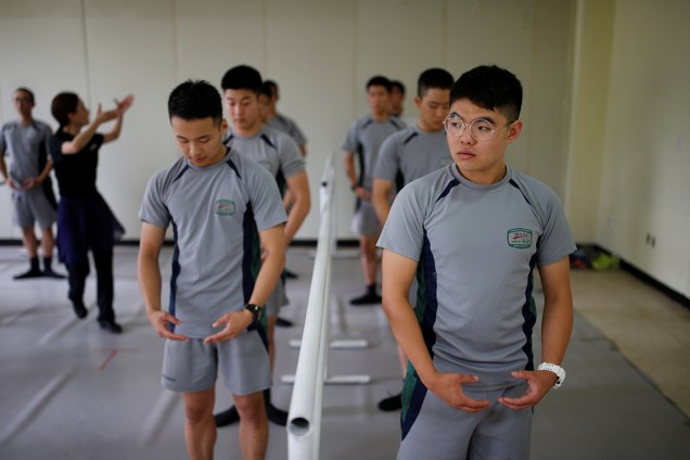 Soldados sul-coreanos participam de uma aula de balé em uma base militar perto da zona desmilitarizada que separa as duas Coreias em Paju, na Coréia do Sul - 13/07/2016
