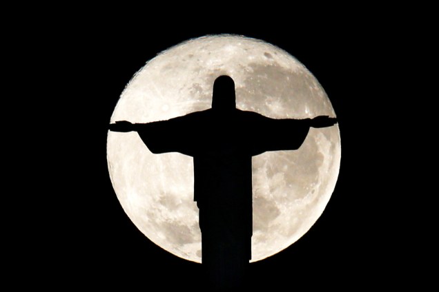 Lua cheia é vista atrás da estátua de Cristo Redentor, no Rio de Janeiro (RJ) - 19/07/2016