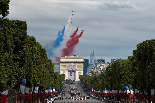 Caças da Patrulha Acrobática Francesa (PAF) fazem apresentação com fumaça nas cores da bandeira nacional durante a parada militar do Dia da Bastilha, sobre o Arco do Triunfo na avenida Champs-Elysees em Paris - 14/07/2016