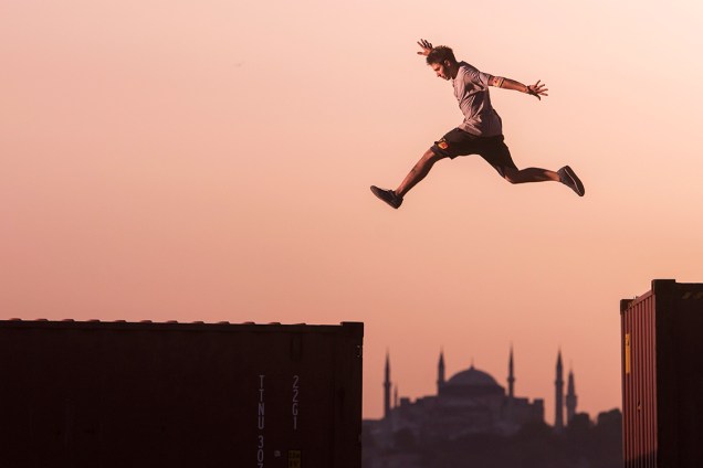 Artista se apresenta em uma performance de rua durante o evento Dreamland, em Istambul, Turquia - 20/07/2016