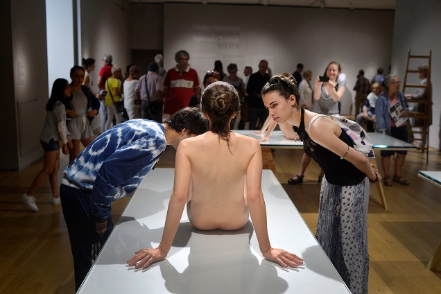 A escultura "That Girl" do artista americano Paul McCarthy é observada por visitantes, na exposição no Museu de Belas Artes de Bilbao, norte da Espanha