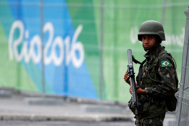 Soldado do Exército faz a segurança nos arredores do Parque Olímpico da Rio 2016