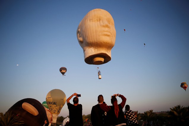 Turistas tiram fotos de um balão durante um festival internacional de balonismo no Parque Eshkol, perto de Netivot, no sul de Israel - 22/07/2016