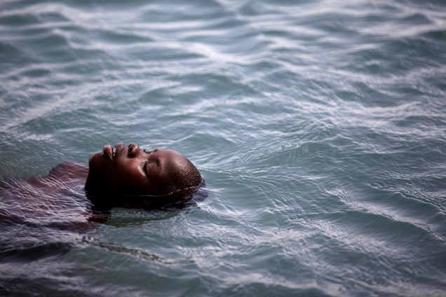 Garoto nada em uma piscina pública em Trou Caiman, Haiti - 28/07/2016