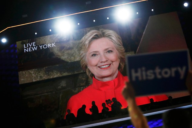 Candidata pelo partido democrata à presidência dos Estados Unidos, Hillary Clinton, discursa através de um telão, na Convenção Democrata na Filadélfila, Pensilvânia - 27/07/2016