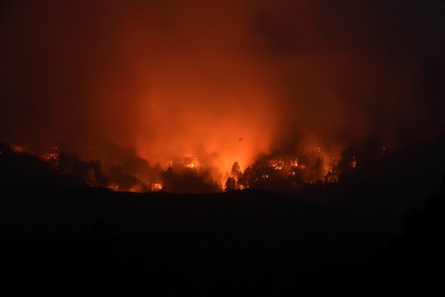 Imagem registra um incêndio florestal em uma montanha em Carmel-by-the-Sea, no estado americano da Califórnia - 28/07/2016