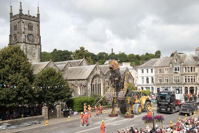 Marionete mecânica gigante, com mais 12 metros de altura, é exibida pela primeira vez na cidade de Taivstock, na Inglaterra. Sua construção faz parte da comemoração do aniversário de dez anos da inclusão das cidades de Cornwall e Devon Oriental como patrimônio mundial da UNESCO - 25/07/2016