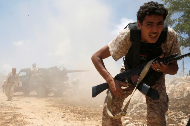 Forças líbias durante confronto com integrantes do Estado Islâmico, na cidade de Sirte, Líbia - 21/06/2016
