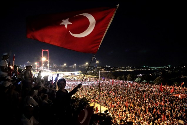 Apoiadores do presidente Recep Tayyip Erdogan participam de uma manifestação contra a tentativa de golpe militar, na ponte de Bósforo, em Istambul, na Turquia - 21/07/2016