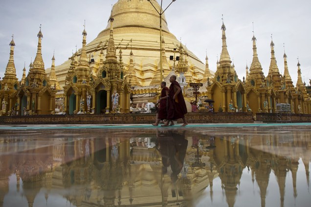 Monges budistas visitam o templo Shwedagon Pagoda, na região de Yangon, Mianmar - 14/07/2016