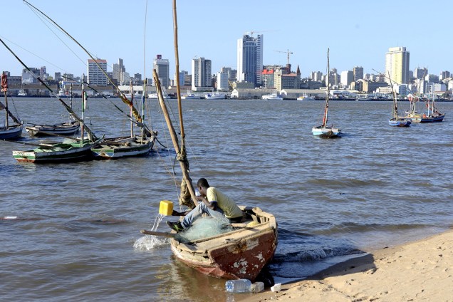 Pescador limpa seu barco em Maputo, Moçambique - 29/07/2016